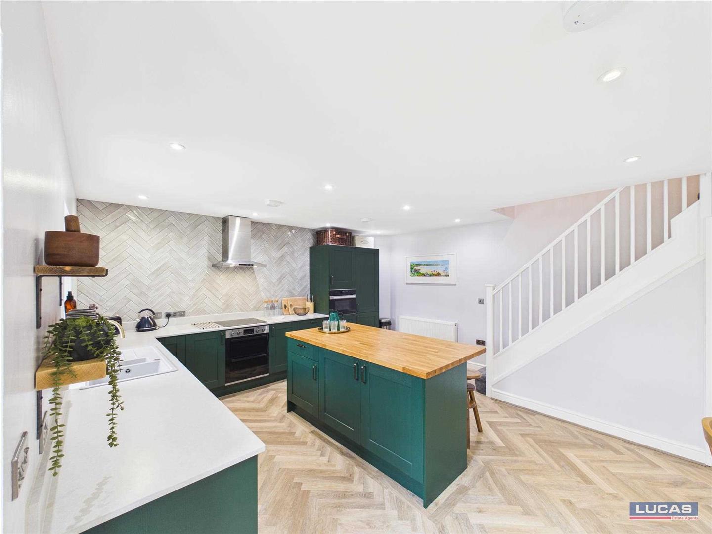 4 bed property in Bryn Gof, Llanfairpwll